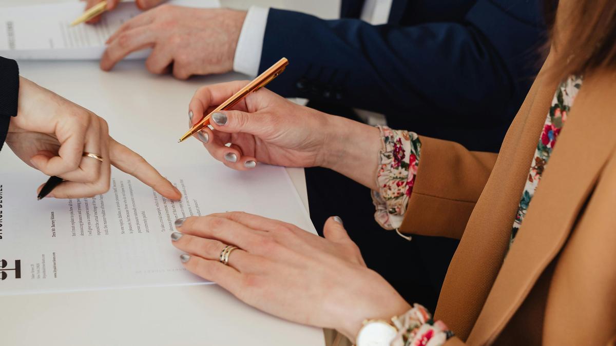 Una pareja firmando el divorcio.
