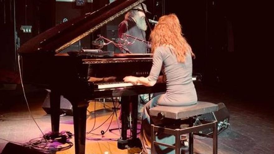 Izaskun del Cerro y Mario Malatestta entonan su ventana discreta en Amurrio Antzokia este viernes