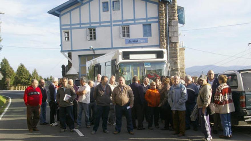 Varias decenas de vecinos impidieron ayer salir al autobús.
