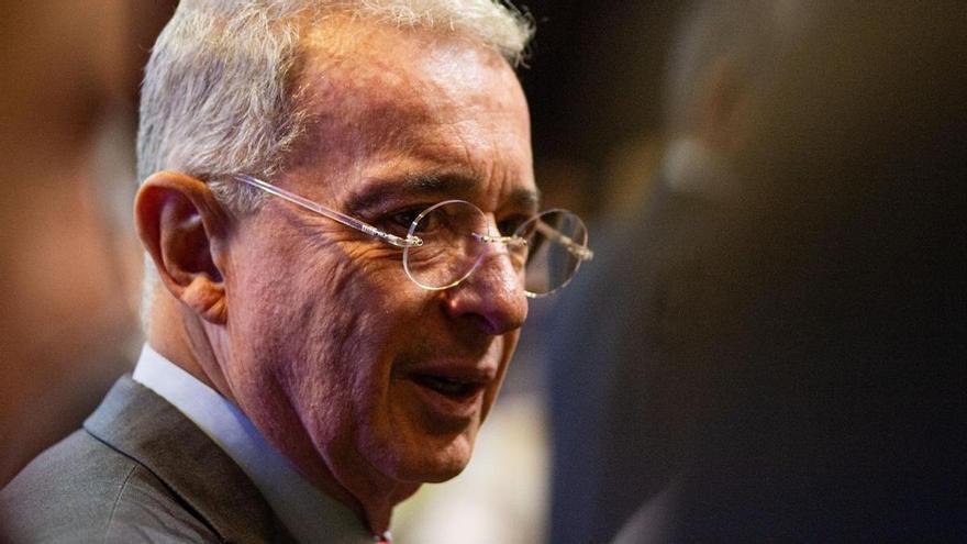 Uribe se presenta ante el juzgado para formalizar su detención: &quot;Que Colombia derrote la naciente mordaza neocomunista&quot;