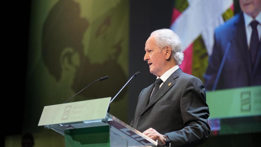 Atutxa llama a “combatir con más y mejor democracia” a los “caudillos de hoy”