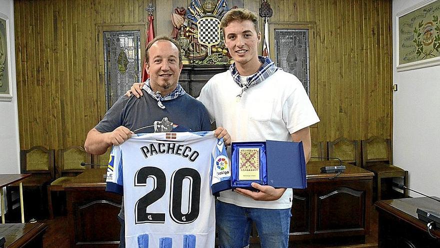 El Ayuntamiento de Baztan recibe a Jon Pacheco