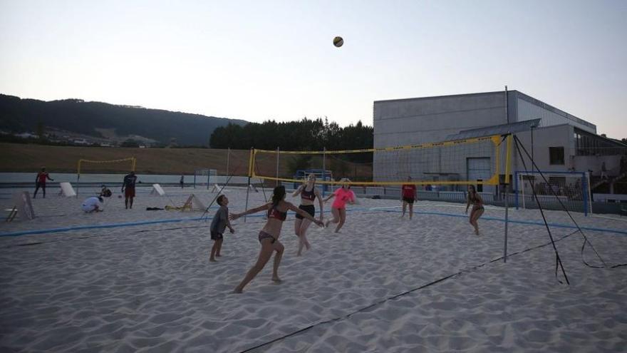 Inauguración de la pista de balonmano playa en Oricáin.