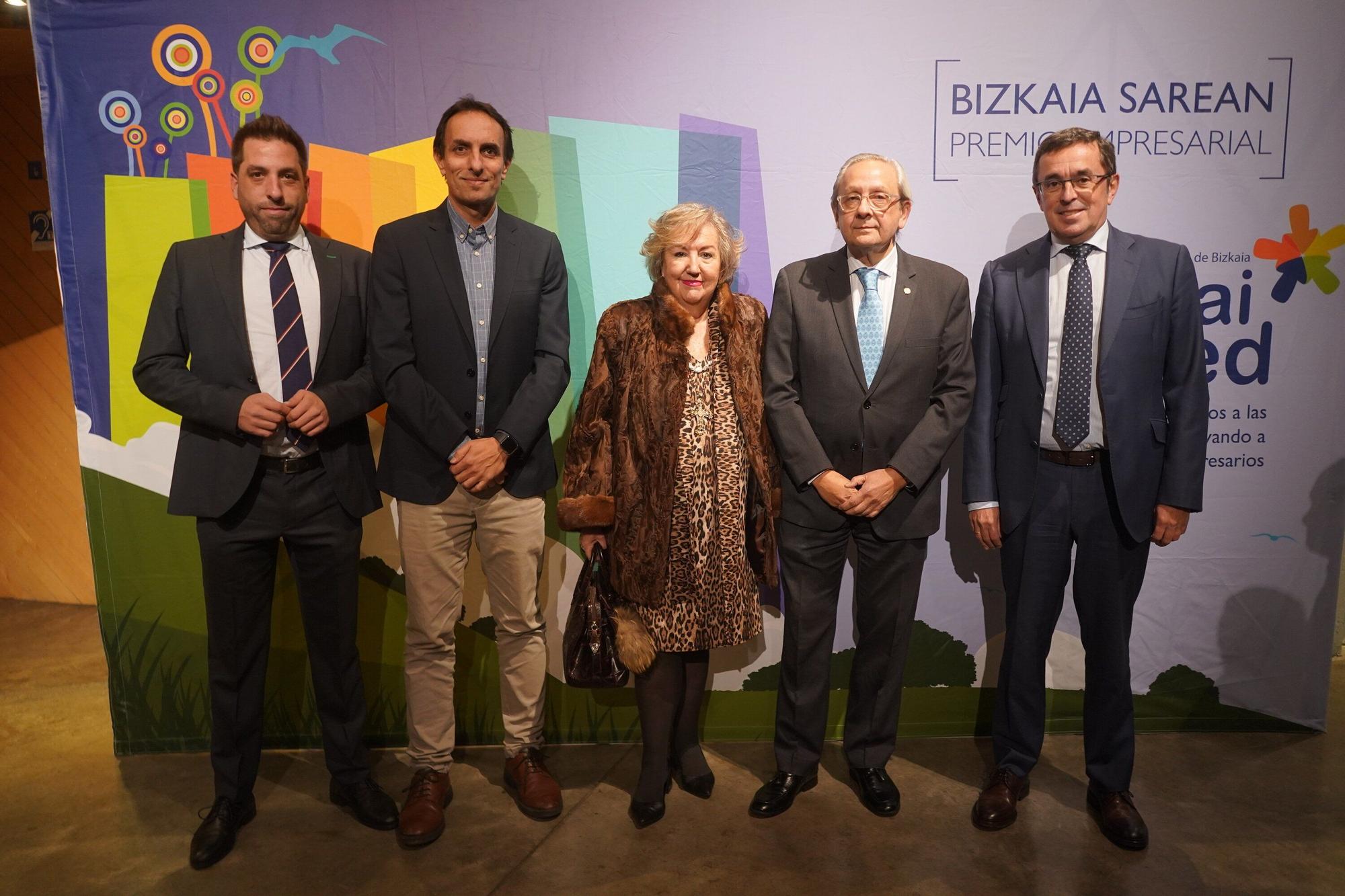Irkus Sainz de Murieta, Ibon Mujika; el premio honorífico, Carmen Miral, presidenta de Mujer Siglo XXI, Juan I. Goiria y Mikel Huizi.