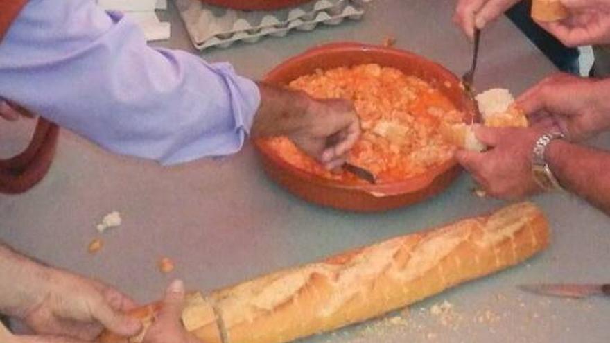 Gente degustando ajoarriero