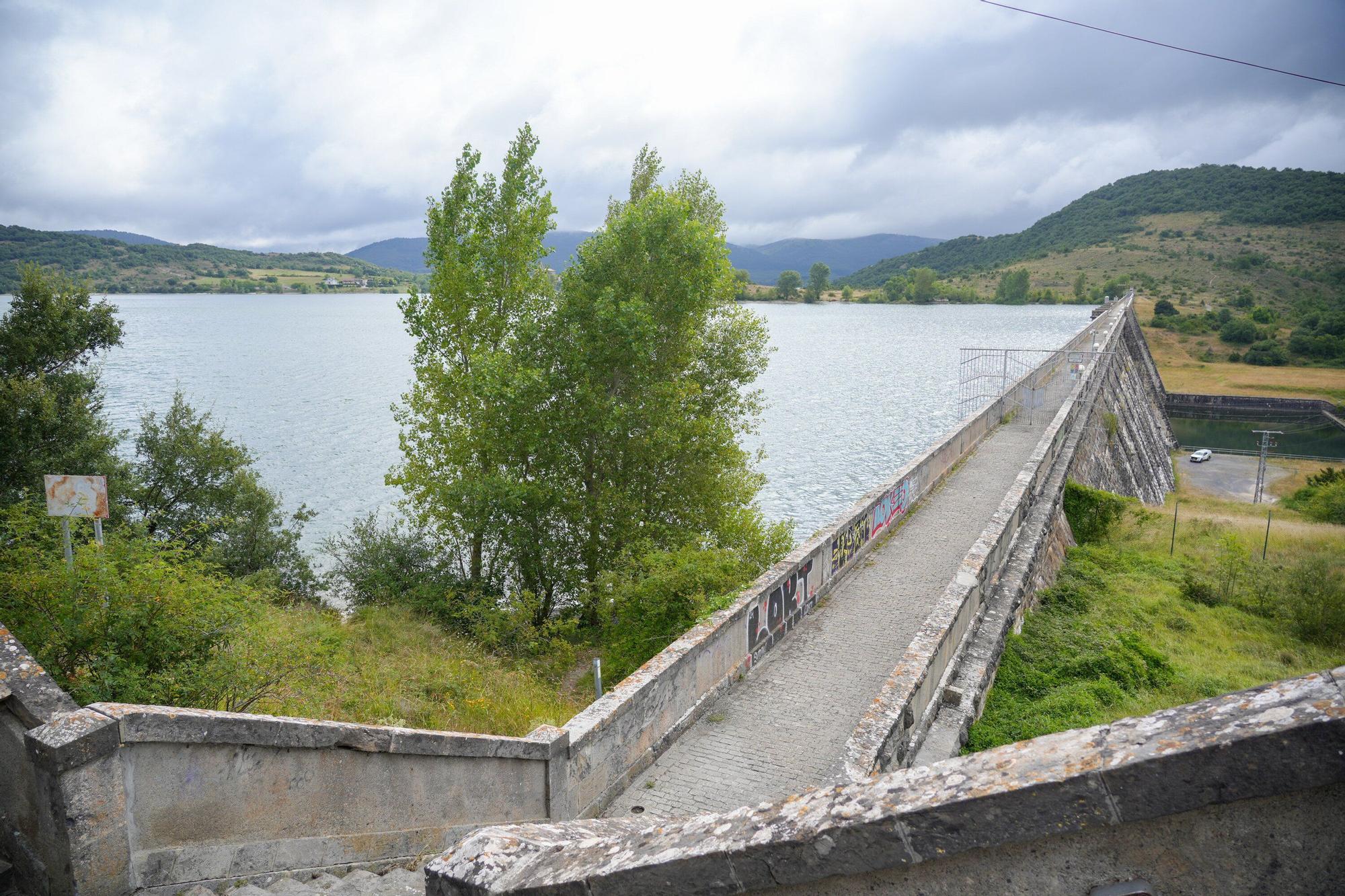 En imágenes: Homenaje a los pueblos desaparecidos por el embalse de Ullíbarri-Gamboa