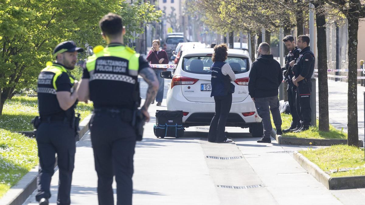 Agentes de la Ertzaintza y una médico forense trabajan en la zona de la explosión en Irun