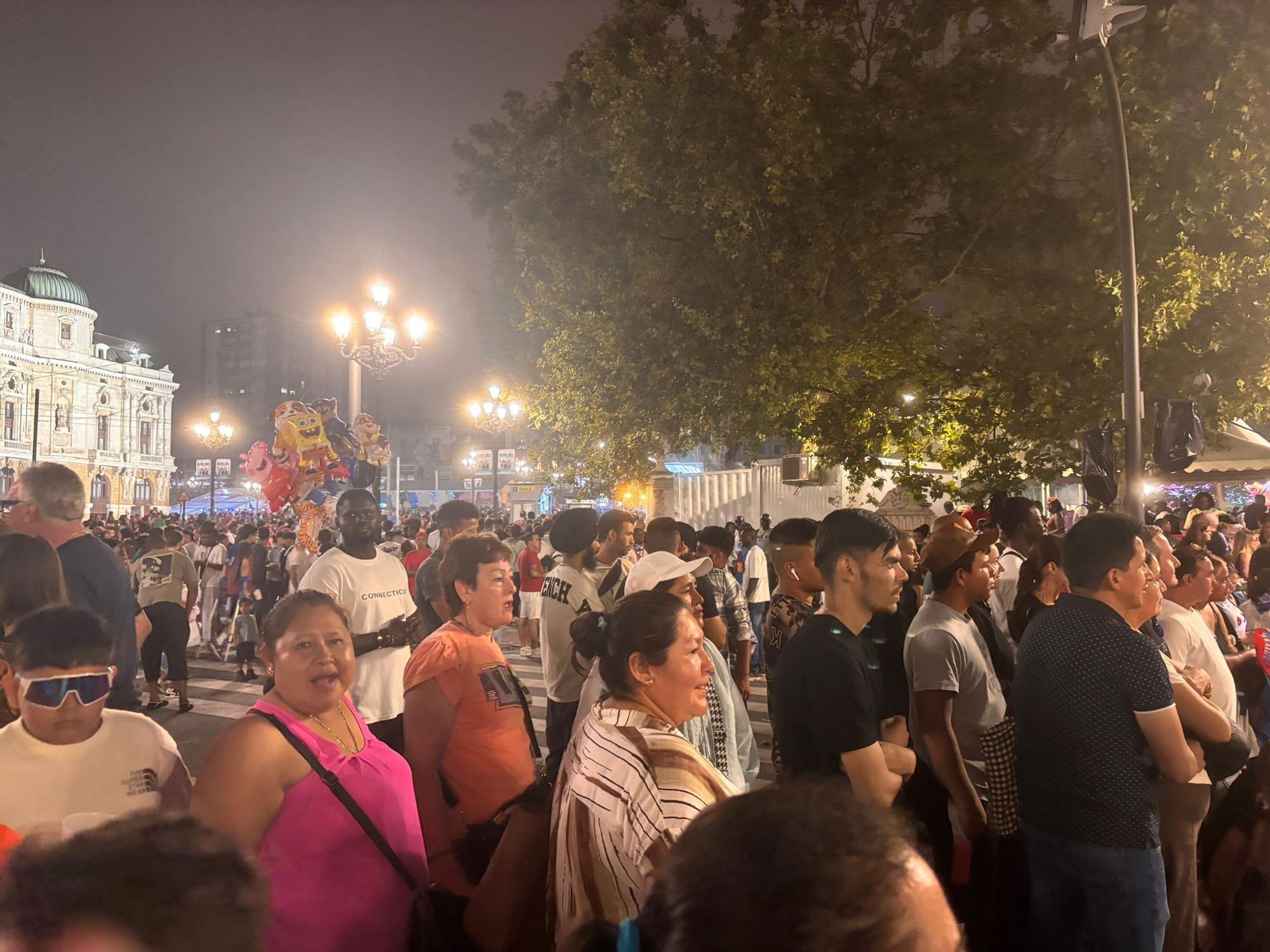 En imágenes: Bilbao se desborda en la primera noche de Aste Nagusia, con Abandoibarra pendiente de estrenar