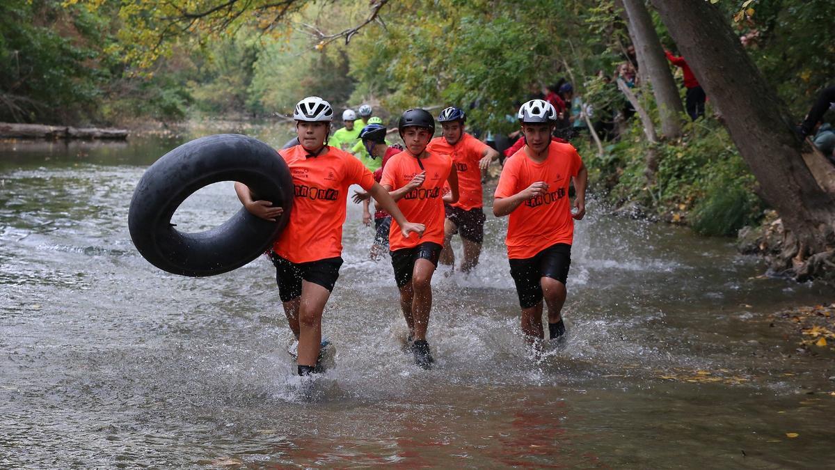 Participantes en la prueba final de Erronka en el río.