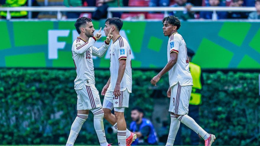La selección española vence a Uruguay y pasa como primera de grupo
