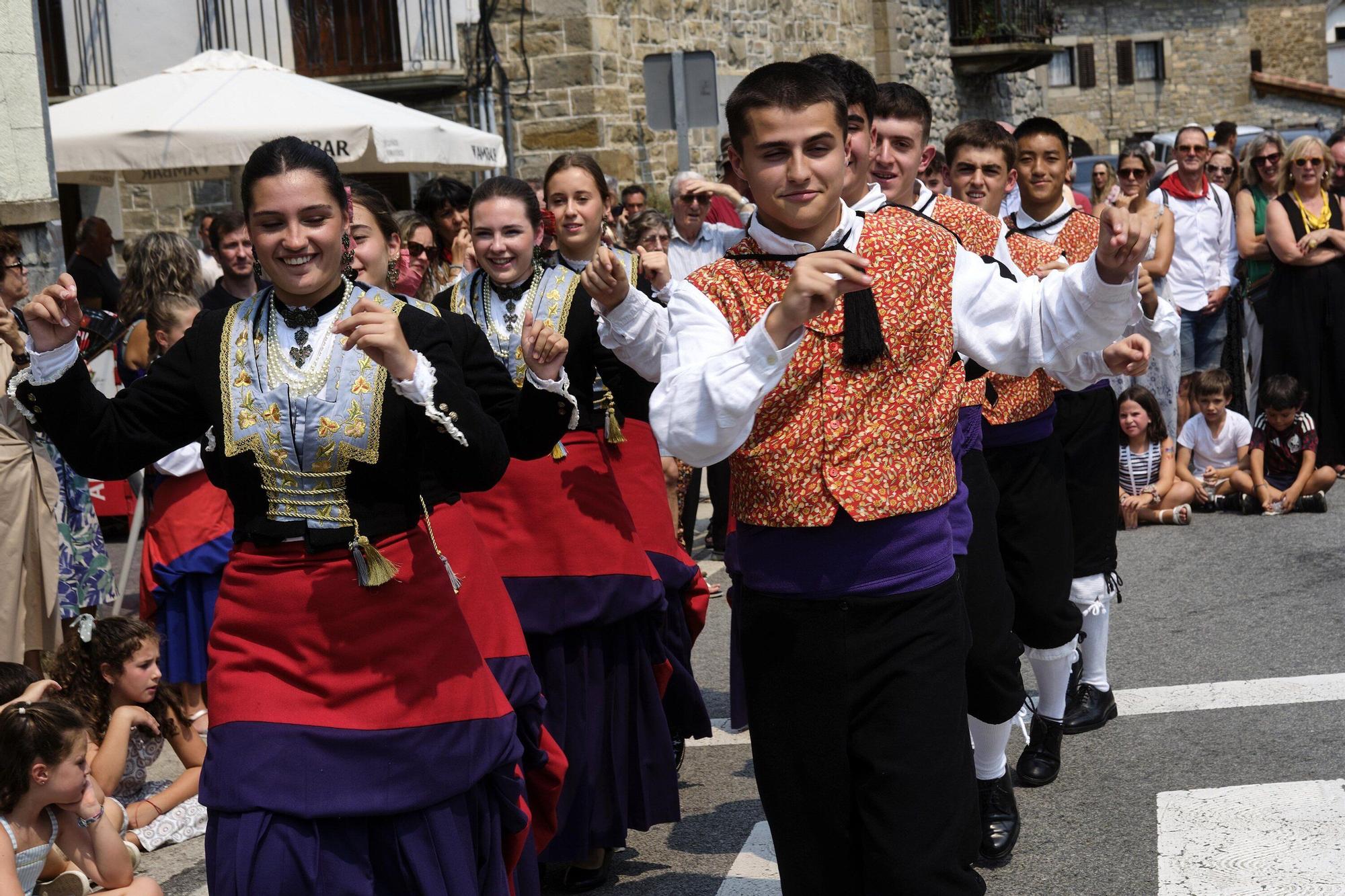 Fotos del tradicional baile de la bandera en fiestas de Roncal 2025