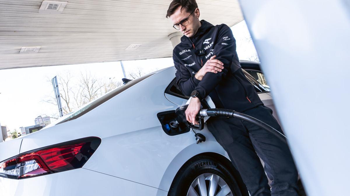 Skoda Superb 2.0 TDI automático de 150 CV, logró recorrer 2.831 km con un solo depósito de 66 litros de diésel.