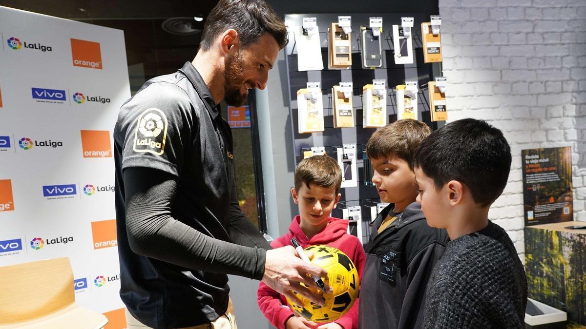 Aritz Aduriz firma autógrafos en la tienda de Orange ubicada en la calle Iparraguirre de Bilbao.