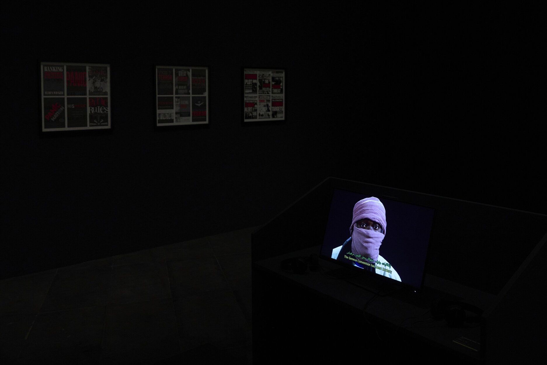 La exposición de Muntadas ofrece la posibilidad de visionar desde unos pupitres tres de sus obras materializadas en vídeos monocanal y que exploran el miedo en las sociedades contemporáneas.