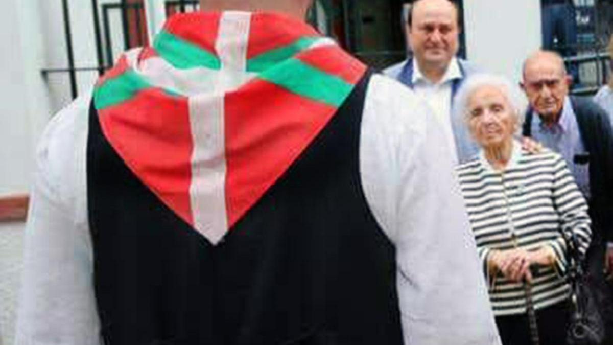 Asunción Saiz Etxeandi con Andoni Ortuzar