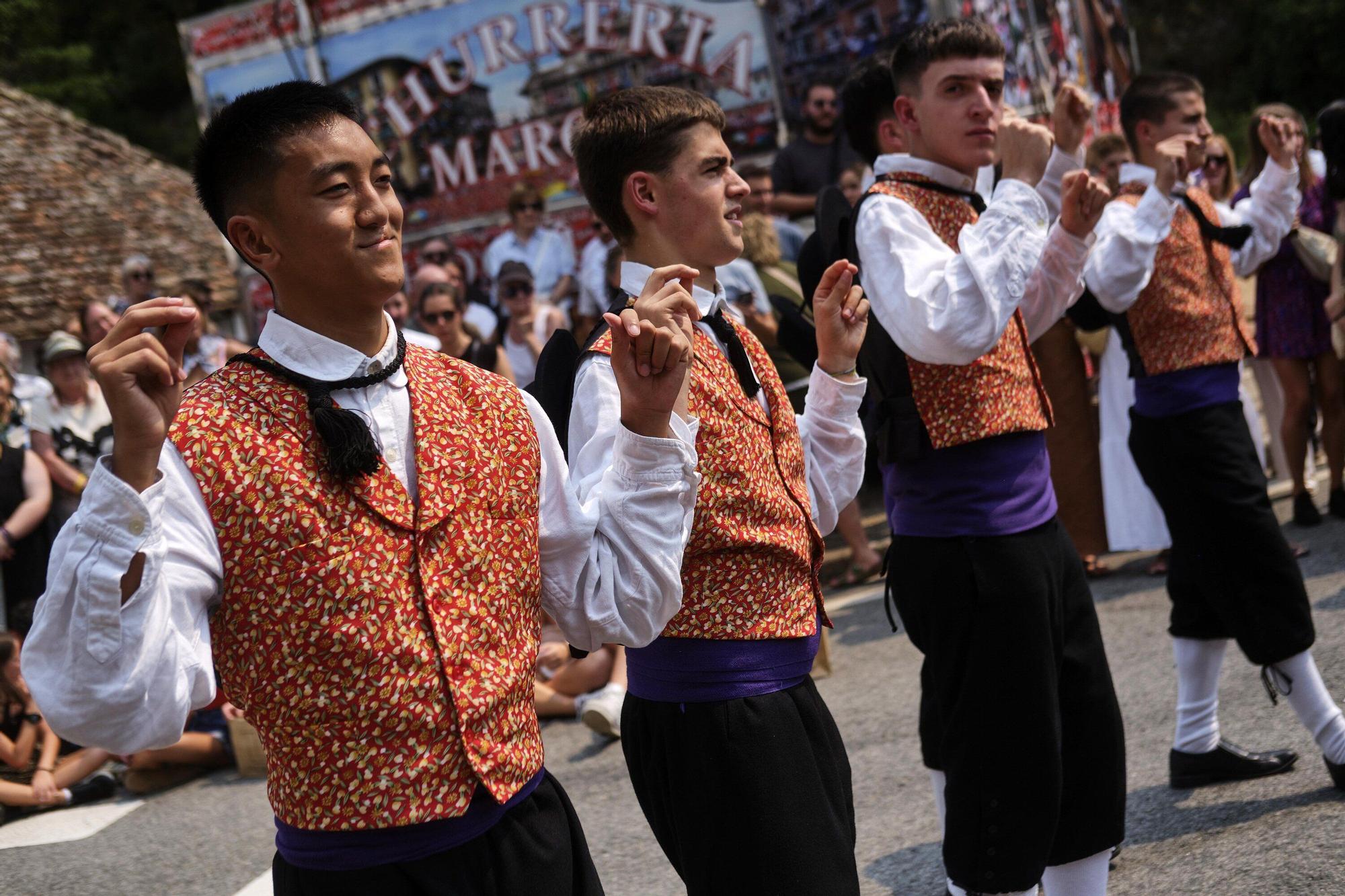 Fotos del tradicional baile de la bandera en fiestas de Roncal 2025