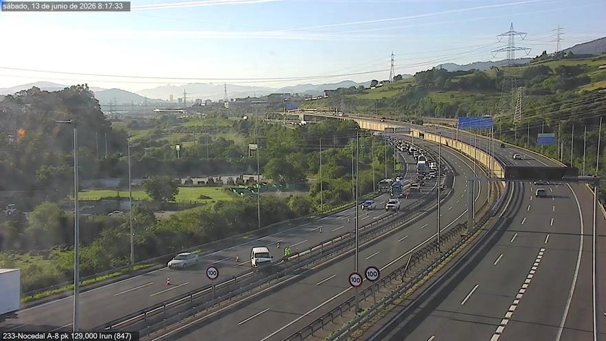 Retenciones kilométricas en la A-8 en dirección a Cantabria