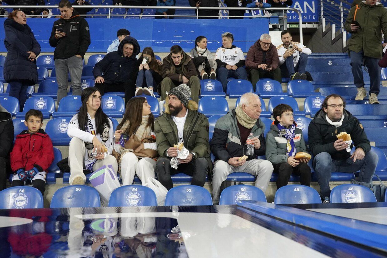 En imágenes: la afición del Alavés calienta motores en Mendizorroza frente al Real Madrid