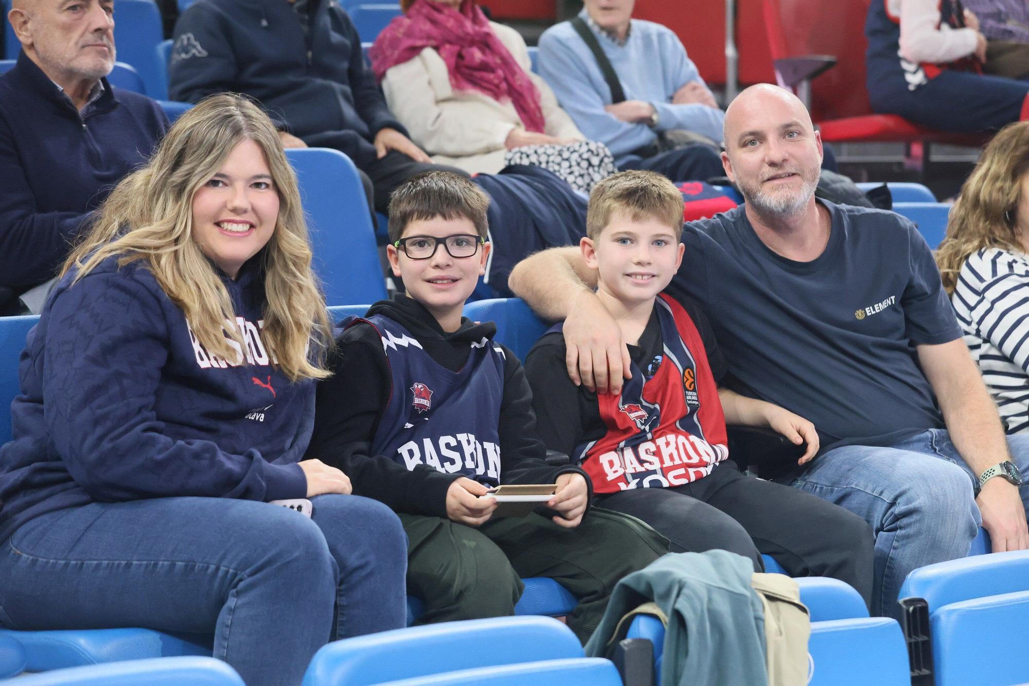 En imágenes: ¡Búscate en las gradas del Buesa Arena en el Baskonia - La Laguna Tenerife!
