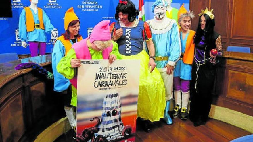El concejal de Fiestas, vestido de Blancanieves, con el resto del equipo de Donostiako Festak en el acto de ayer.