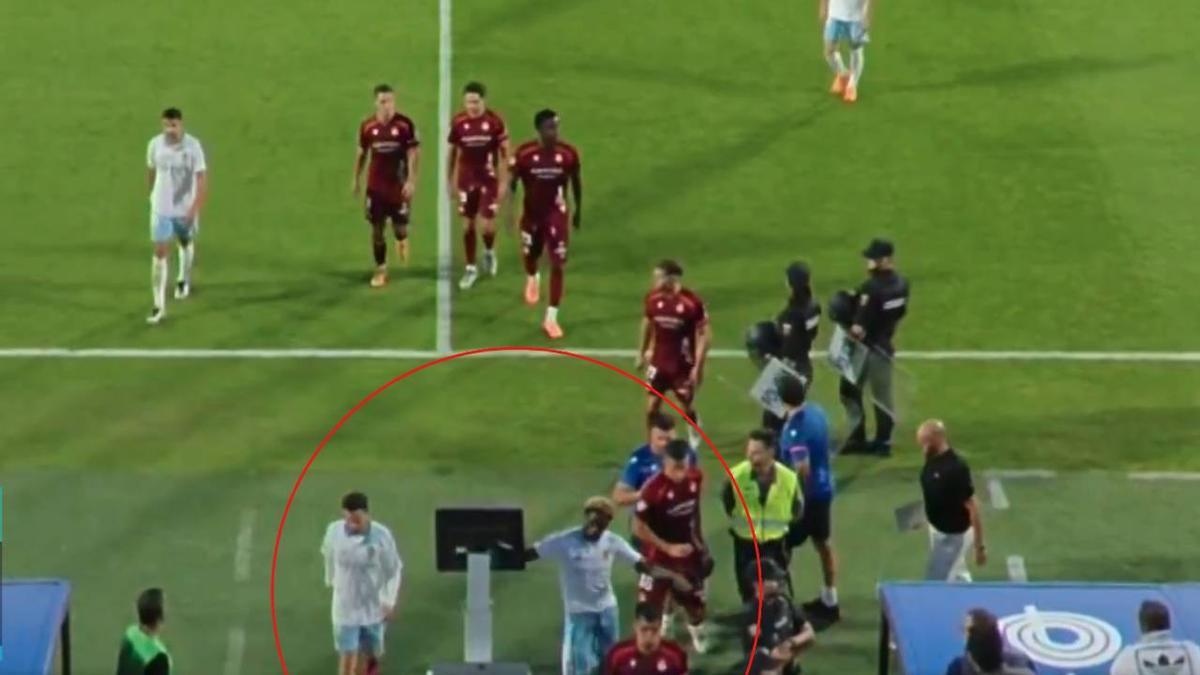 Momento en el que Paul es expulsado por golpear el VAR.