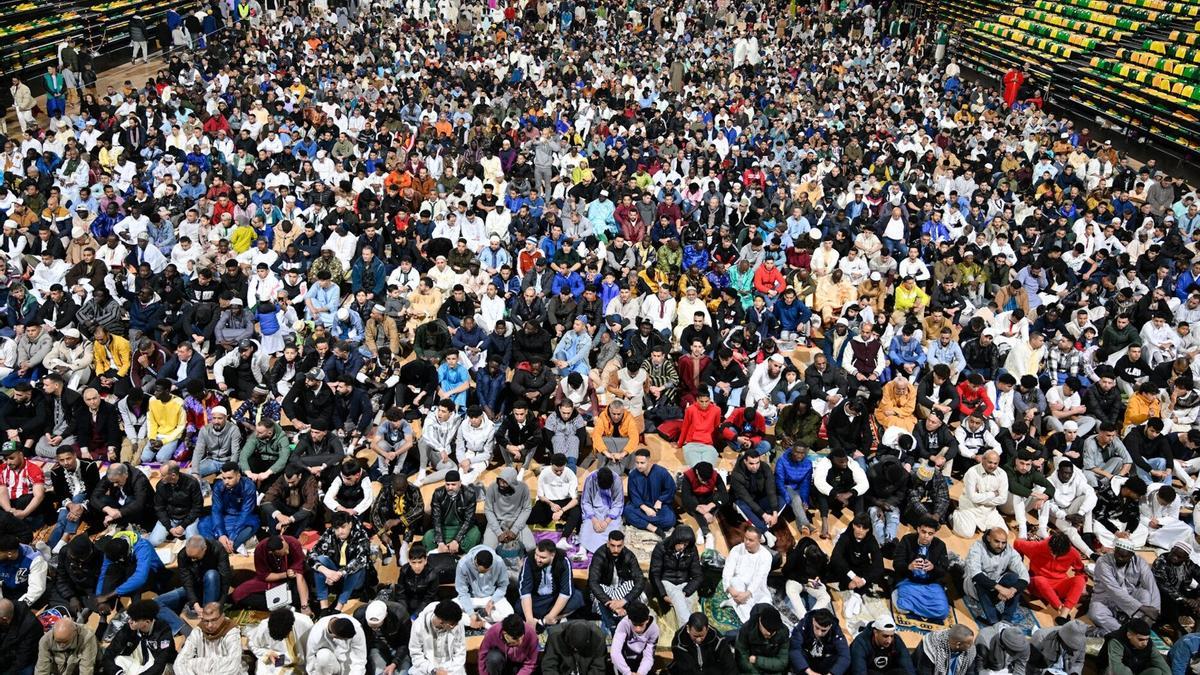 Imagen del fin del Ramadan en 2024 en Bilbao, con miles de musulmanes celebrando ese día.