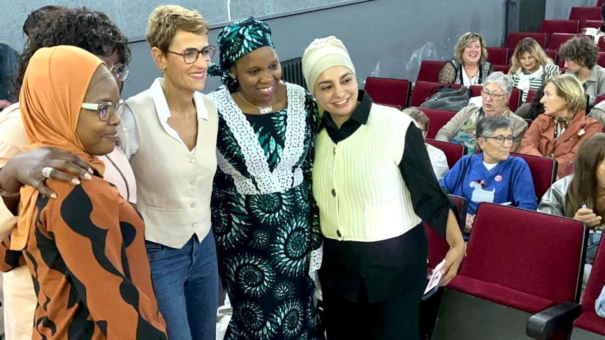 La presidenta del Gobierno de Navarra, María Chivite, junto a participantes del XII Encuentro Violeta.
