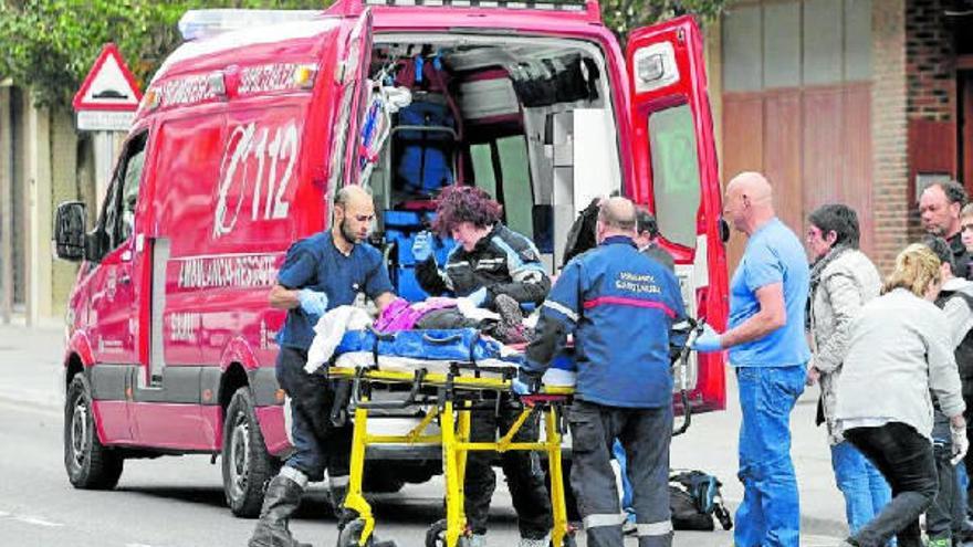 Una persona herida es trasladada a una ambulancia de los Bomberos.