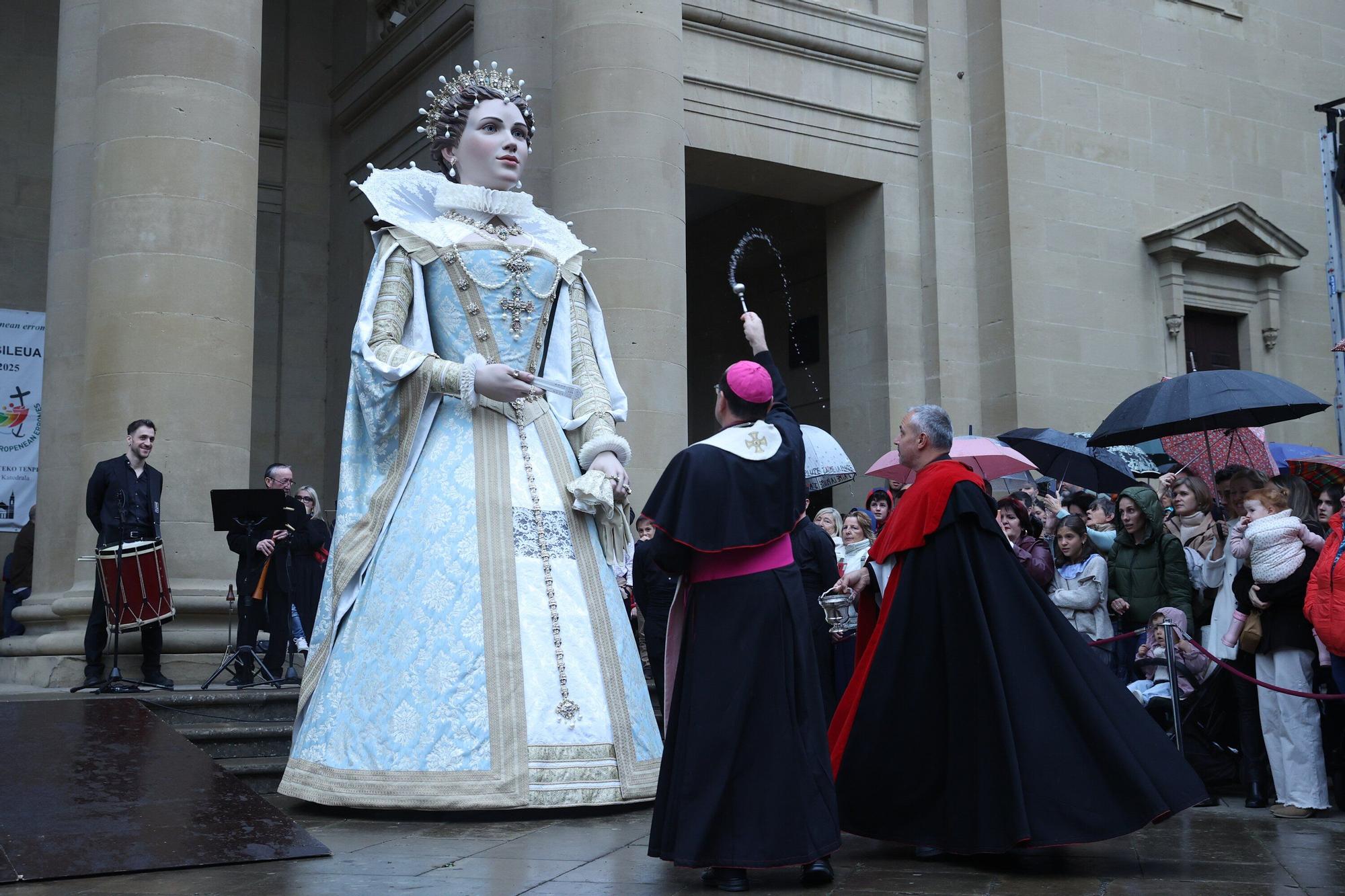 La Catedral de Pamplona presenta en público los gigantes que tuvo hace siglos