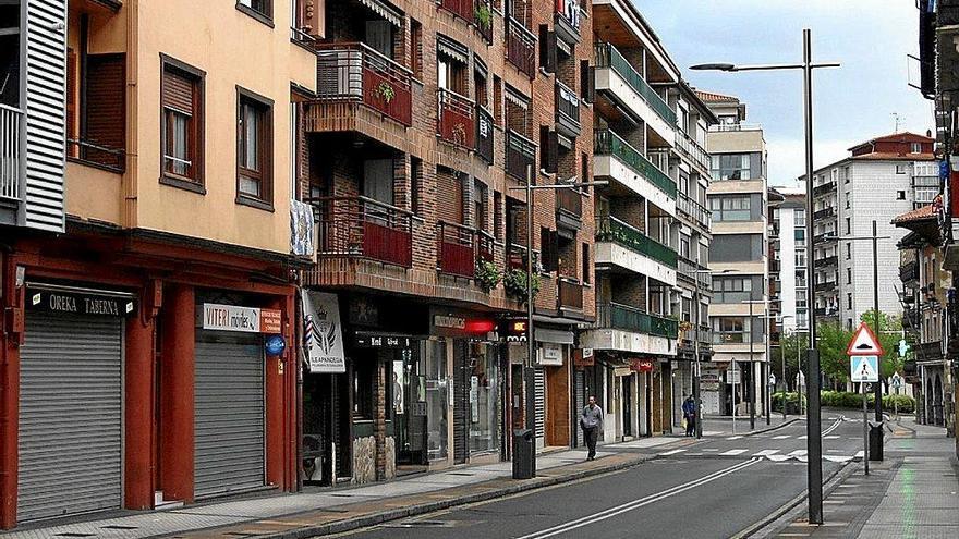 Kale Nagusia, con los bares cerrados al no poder poner una terraza.