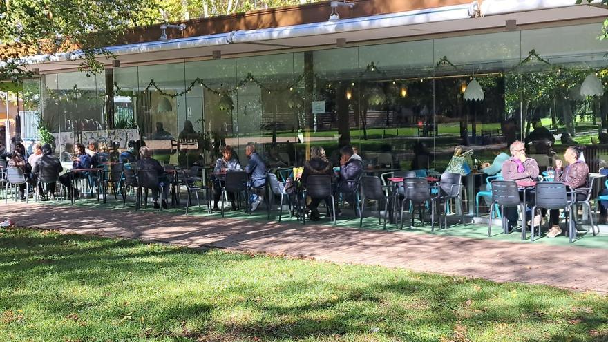 Reabre una histórica cafetería de Vitoria con gran afluencia de clientes