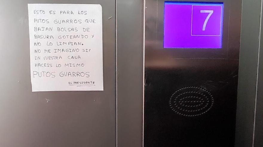 El presidente de una comunidad de vecinos de Gipuzkoa se harta: "Para los guarros que bajan con las bolsas de basura goteando"