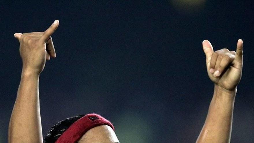 Ronaldinho celebra un gol con el F.C. Barcelona.
