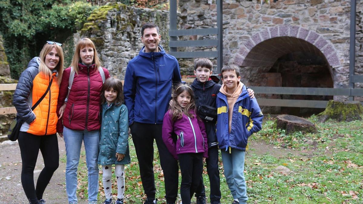 La familia de los Jurado posa en la Real Fábrica de Municiones de Eugi.