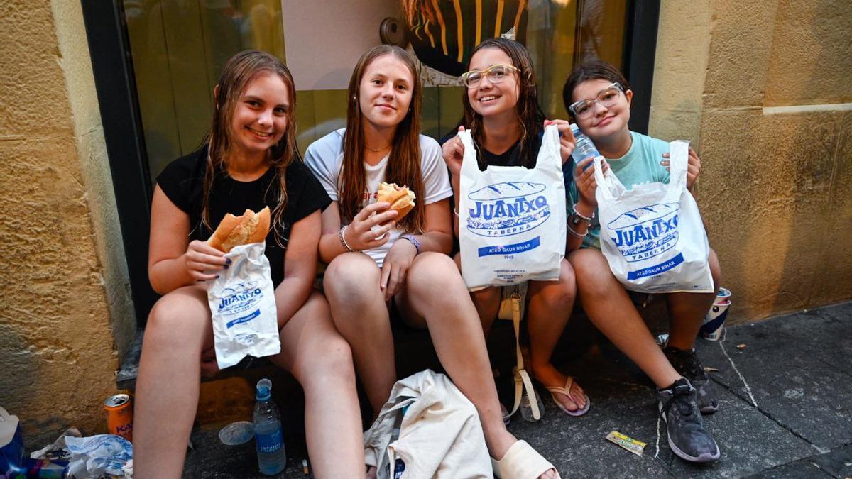 Un grupo de jóvenes comiendo bocatas del Juantxo.