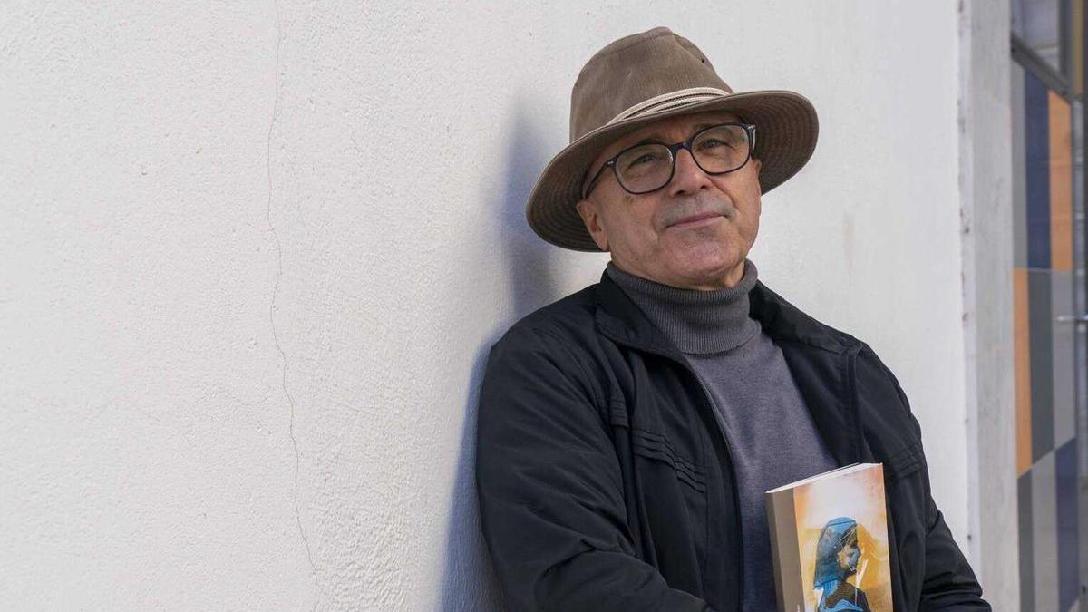 Kepa Murua con un ejemplar de &#039;Ella lee&#039;