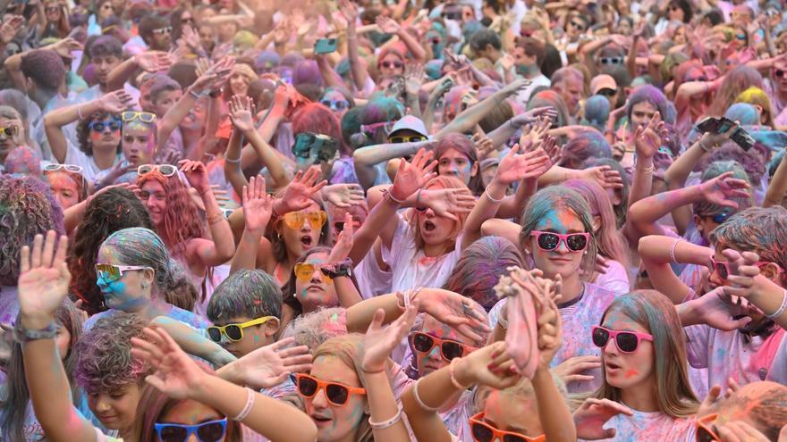 La Holi Fest empapa de color el Boulevard