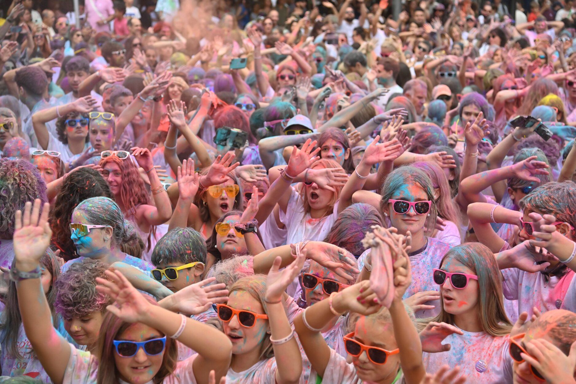 La Holi Fest empapa de color el Boulevard
