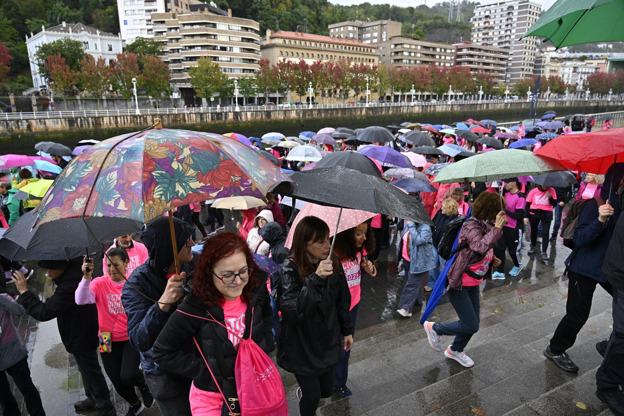 En imágenes: los paraguas tiñen la marea rosa de Bilbao