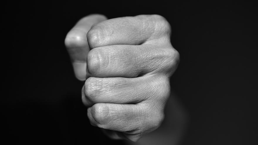 Causa la pérdida de varios dientes y otras heridas sangrantes a dos jóvenes en Tudela