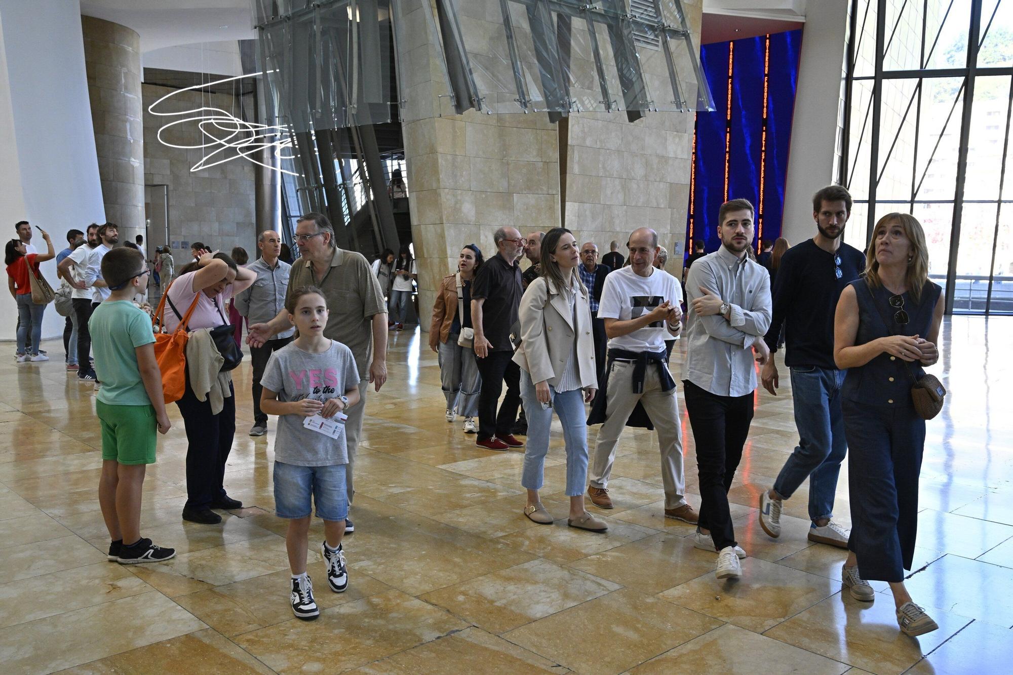 El Museo Guggenheim acoge a miles de visitantes en su 28º cumpleaños