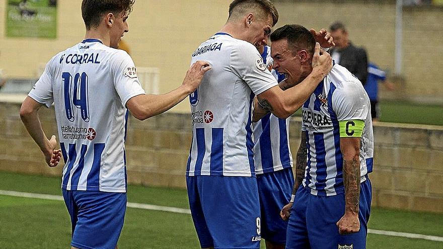 Los jugadores del Izarra celebran el tanto de Eneko Martínez.  | FOTO: IÑAKI PORTO