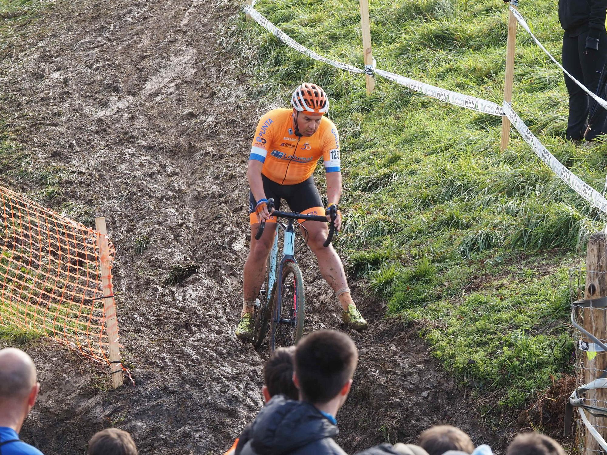 El barro se sumó al espectáculo de ciclocross en Elgoibar