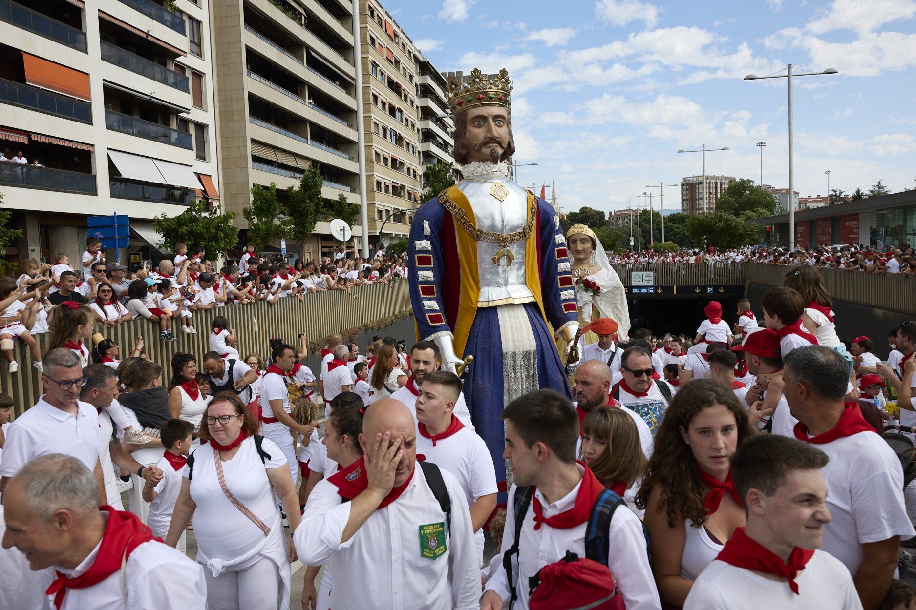 Imágenes de la primera salida de la Comparsa de Gigantes estos Sanfermines