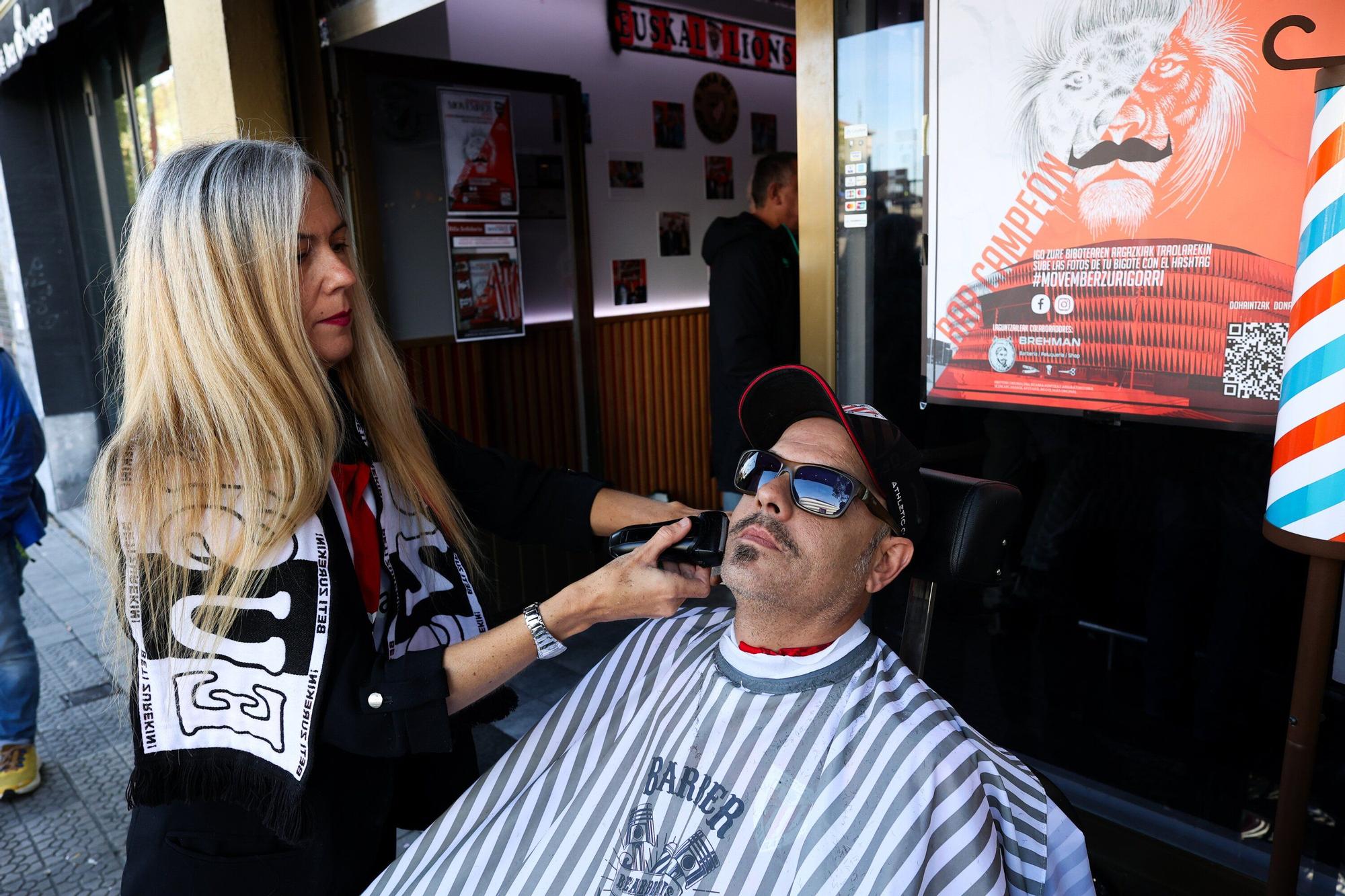 En imágenes: el bar Campeones de Bilbao se transforma en barbería y se une al movimiento solidario Movember