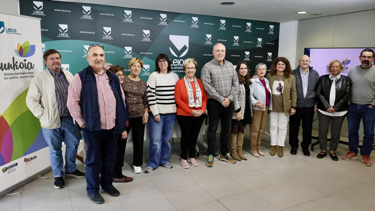 Parte de las personas del grupo motor, junto al alcalde, Iban Rodríguez y la concejala Pilar Grados.