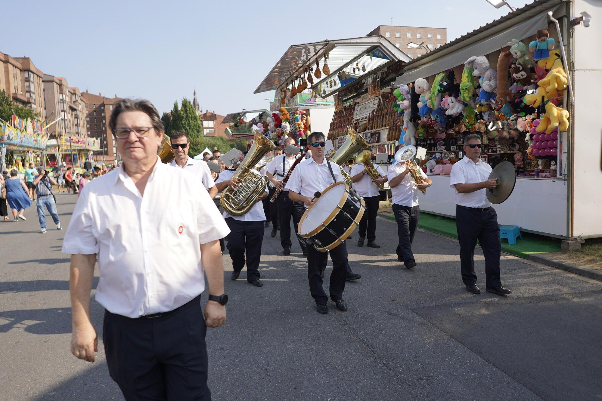 En imágenes: La apertura oficial de las barracas y la ofrenda floral a la Amatxu de Begoña por parte de los circenses