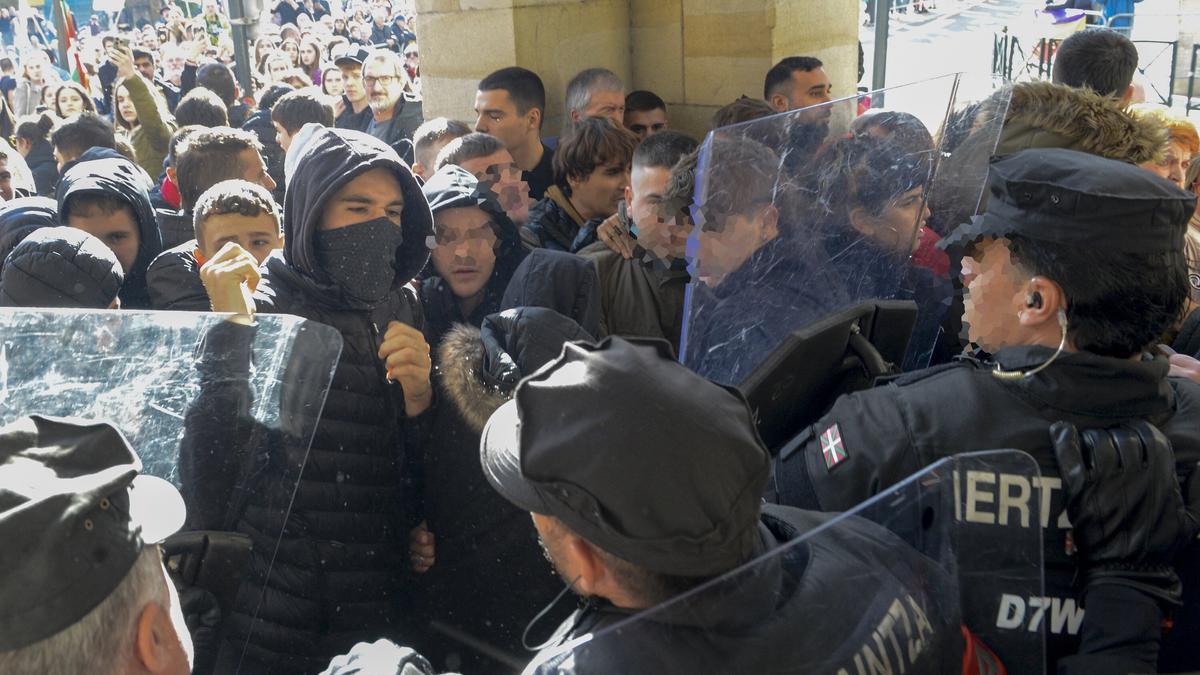 Protestas en Gernika por la visita de Felipe VI