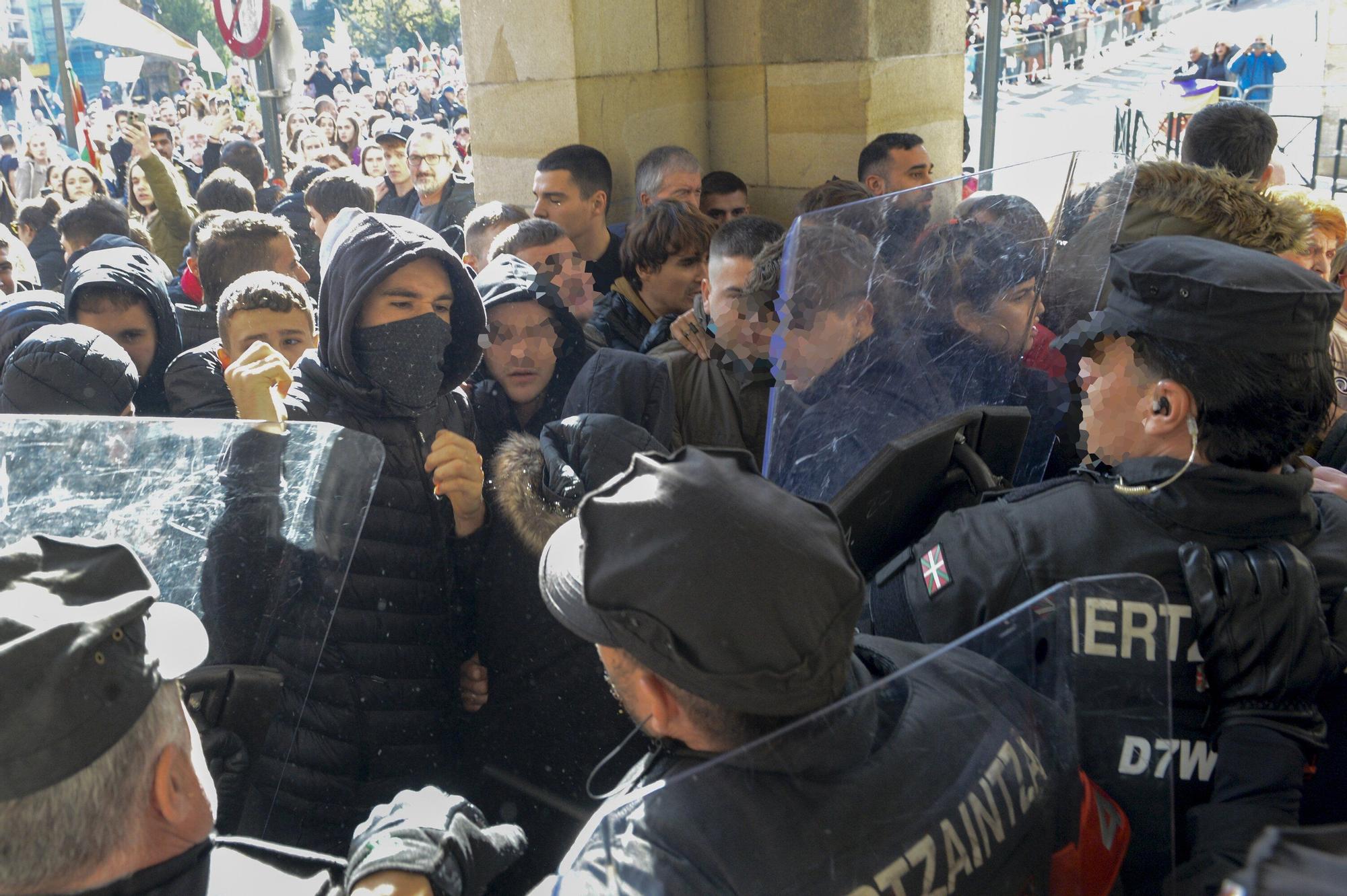 Protestas en Gernika por la visita de Felipe VI