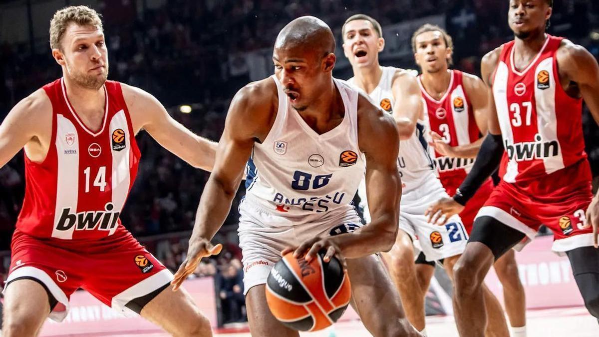 Kai Jones, durante un encuentro de esta temporada con el Efes. Kai Jones, durante un encuentro de esta temporada con el Efes.